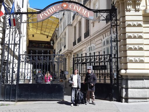 Ian et Raphaël devant l'entrée de la Fémis à Paris-min.jpg